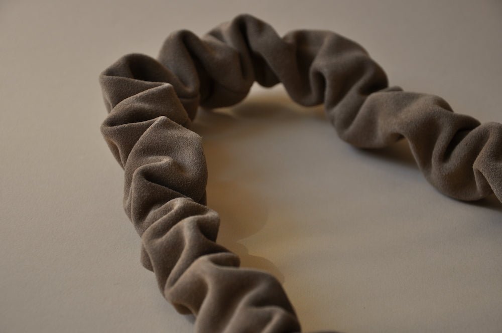 BAG STRAP - Scrunchie mocca mousse - close up - ruffled Italian suede - TIEFENBACHER LEHMANN