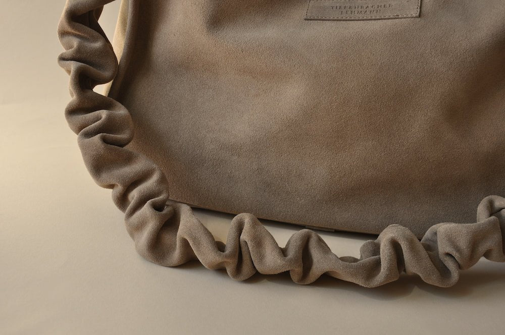 BAG STRAP - Scrunchie mocca mousse - close up - TIEFENBACHER LEHMANN