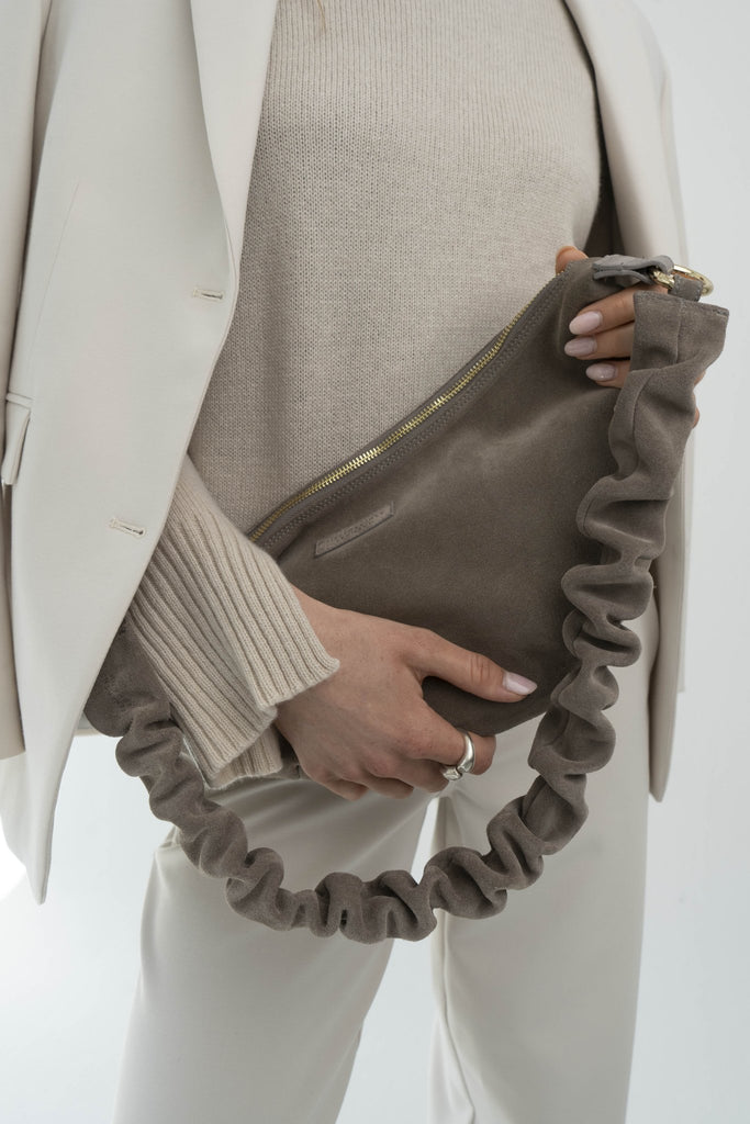 BAG STRAP - Scrunchie moonbeam grey - close up - TIEFENBACHER LEHMANN