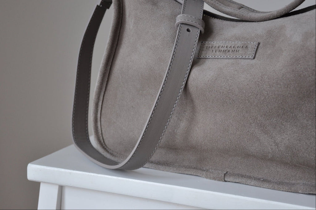 BRIOCHE BAG maxi moonbeam grey - silver - close up - TIEFENBACHER LEHMANN