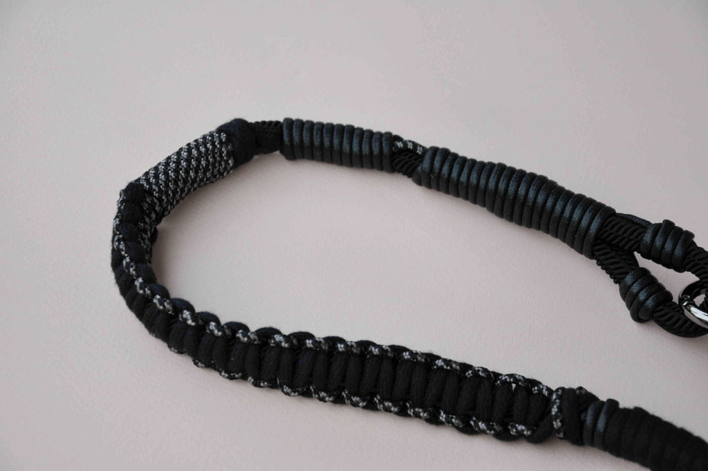 BAG STRAP - Barcelona black flexi - close up - bag strap with carabiner - TIEFENBACHER LEHMANN