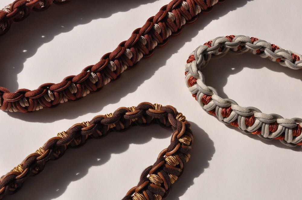 BAG STRAP - Chicago burgundy/rust short - close up - colourful bag strap with carabiner - TIEFENBACHER LEHMANN